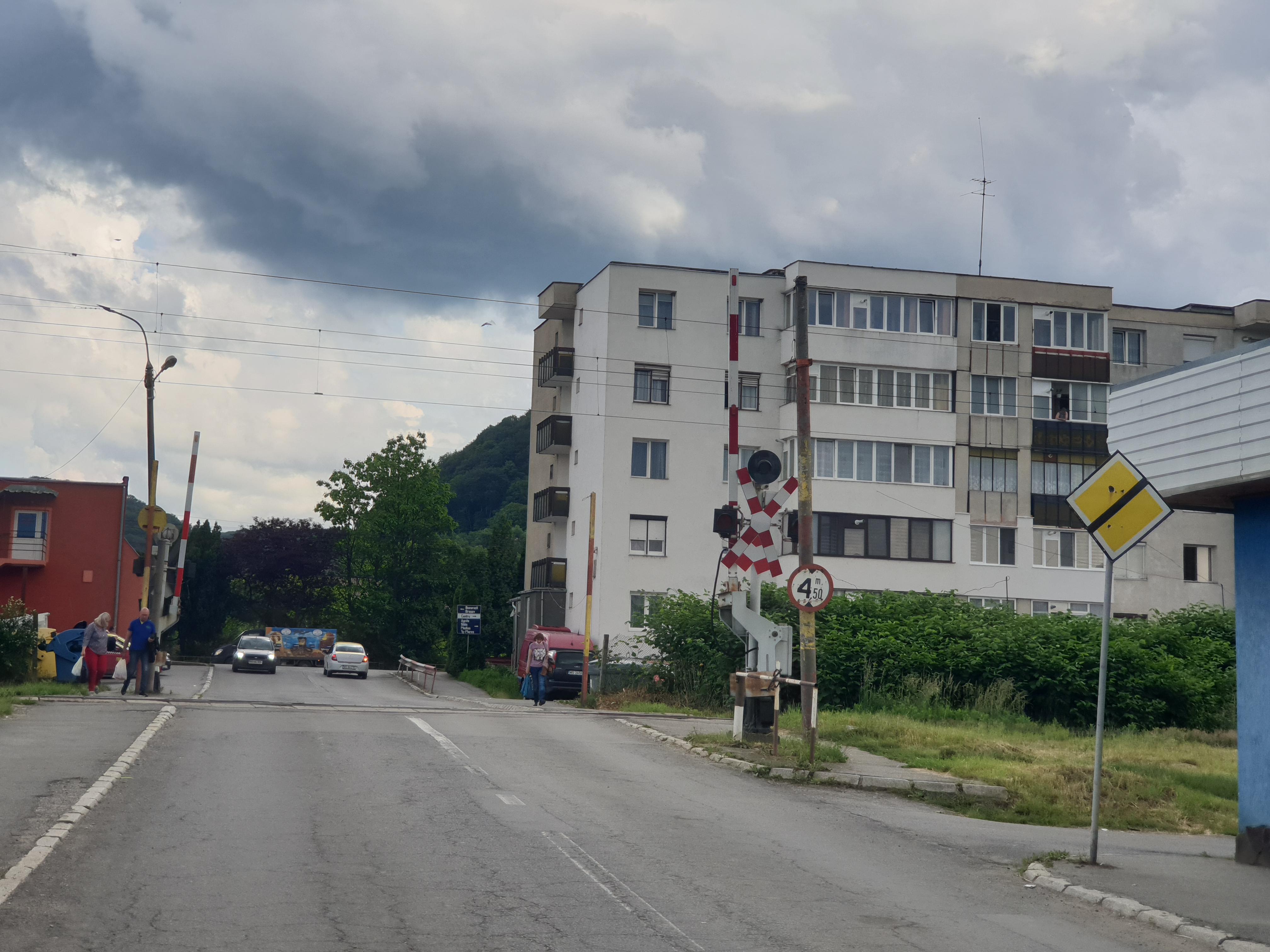 Se menține trecerea la nivel cu calea ferată de la intersecția str. Mihai Viteazu cu str. Trandafirilor